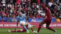 Pemain Manchester City Erling Haaland, tengah, mencoba melakukan tendangan ke gawang antara pemain Liverpool Andrew Robertson, kiri, dan pemain Liverpool Virgil van Dijk selama pertandingan sepak bola FA Community Shield antara Liverpool dan Manchester City di King Power Stadium di Leicester, Inggris, Sabtu, 30 Juli , 2022. (Foto AP/Frank Augstein)