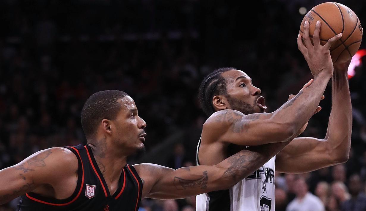 Pebasket Houston Rockets, Trevor Ariza, berusaha menghentikan pebasket San Antonio Spurs, Kawhi Leonard, pada laga semifinal wilayah barat NBA di AT&T Center, San Antonio, Rabu (3/5/2017). Spurs menang 121-96 atas Rockets. (AFP/Ronald Martinez)