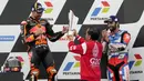 Miguel Oliveira dengan bangga menerima trofi juara MotoGP Mandalika 2022 dari Presiden RI Joko Widodo. (AP/Achmad Ibrahim)