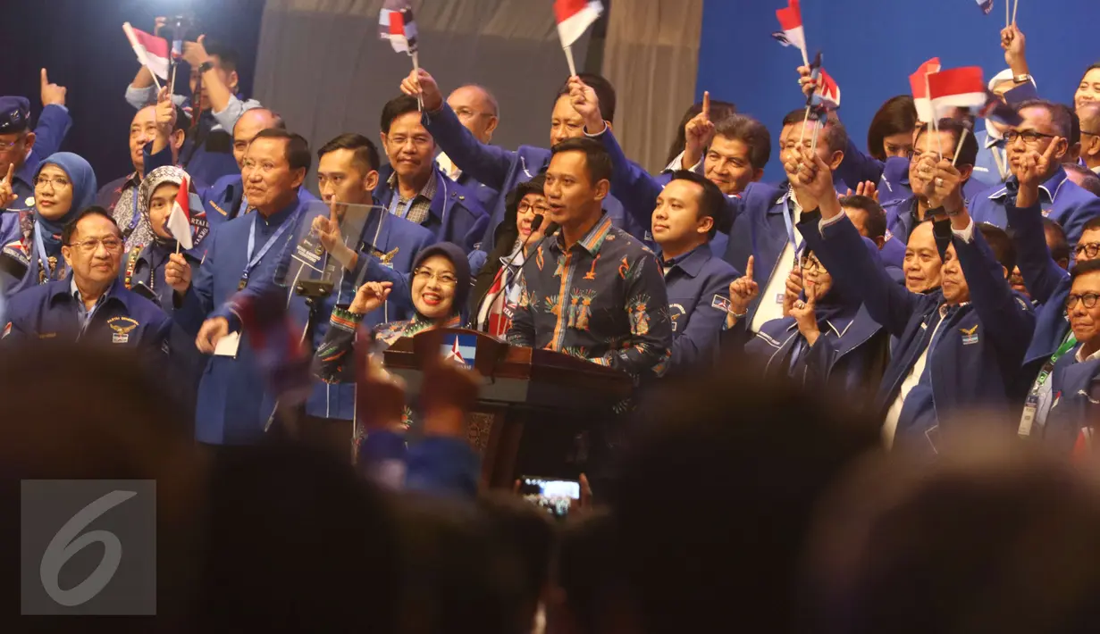 Suasana kemeriahan dukungan untuk Agus-Sylvi sambil bernyanyi di acara HUT ke-15 Partai Demokrat, Jakarta, Selasa (7/2).(Liputan6.com/Helmi Afandi)