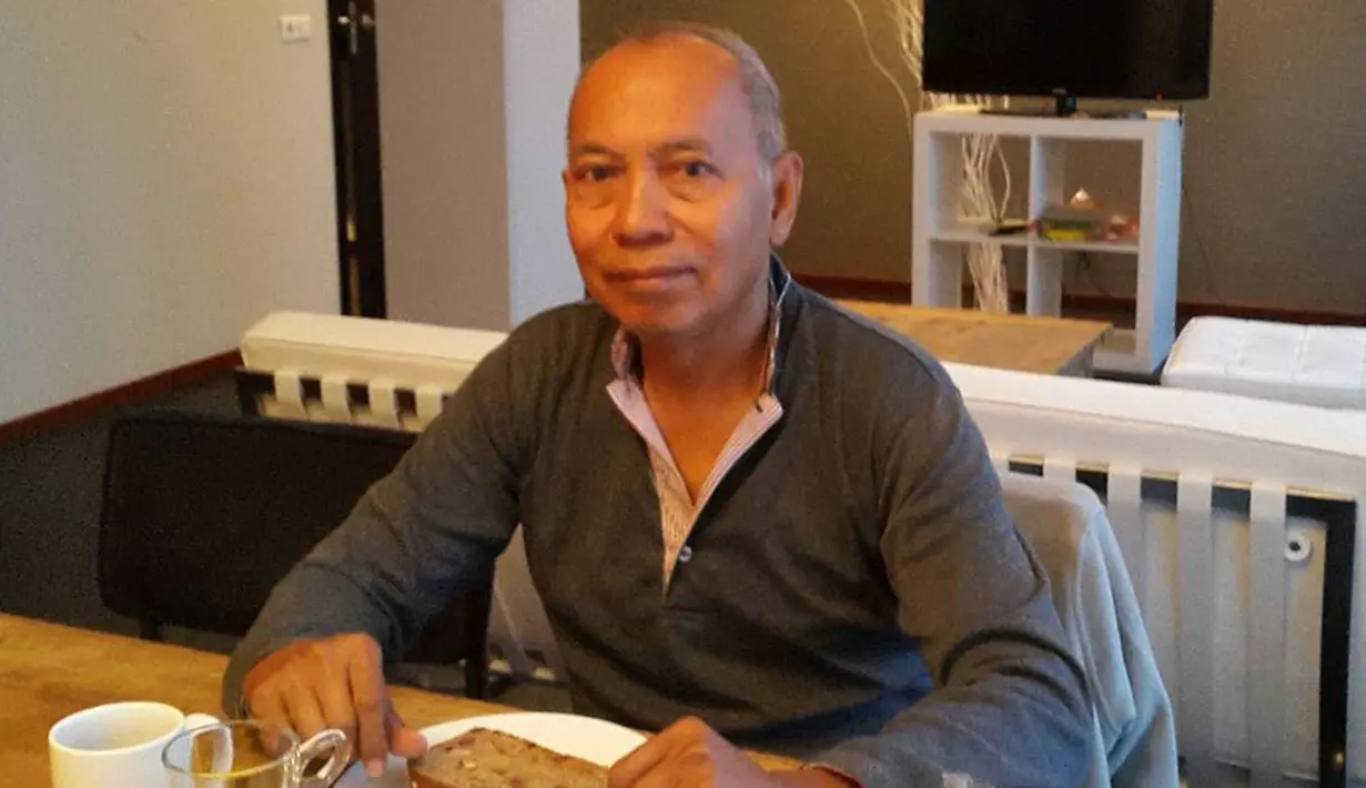 Pakar kuliner Bondan Winarno 'Maknyus' berpose saat berada di KITLV, Museum voor de Tropen. Ia adalah seorang penulis dan wartawan Indonesia serta pelopor Jalansutra, suatu komunitas wisata boga yang sangat terkenal di Indonesia. (Intagram/maknyusbw)
