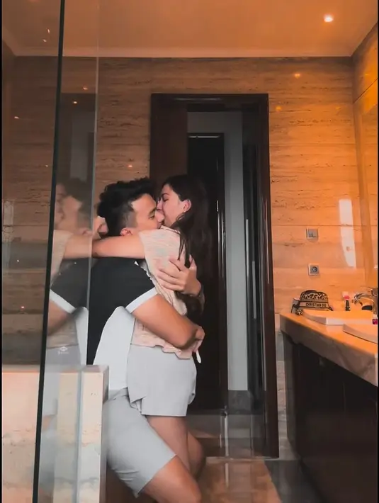 "Sekarang masuk 4 bulan udah enakan, kadang masih mual kadang muntah tapi udah nggak separah dulu," kata pemeran Tara dalam film The Doll 3 ini. [Instagram/jscmila]