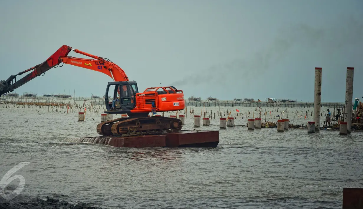 Alat berat mengeruk lumpur dan memasang tiang pancang untuk proyek pembangunan tembok penahan rob ( giant wall sea ) di Kawasan Tambak Lorok Semarang, Jumat ( 12/2). (Gholib)