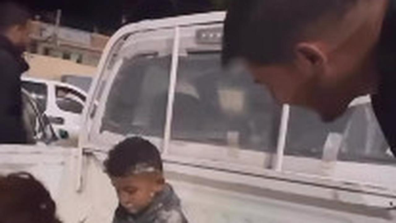 Momen Pilu Anak-anak Palestina Kumpulkan Tepung Sisa di Mobil Pengangkut Makanan, Berharap Bisa Buat Roti di Tenda