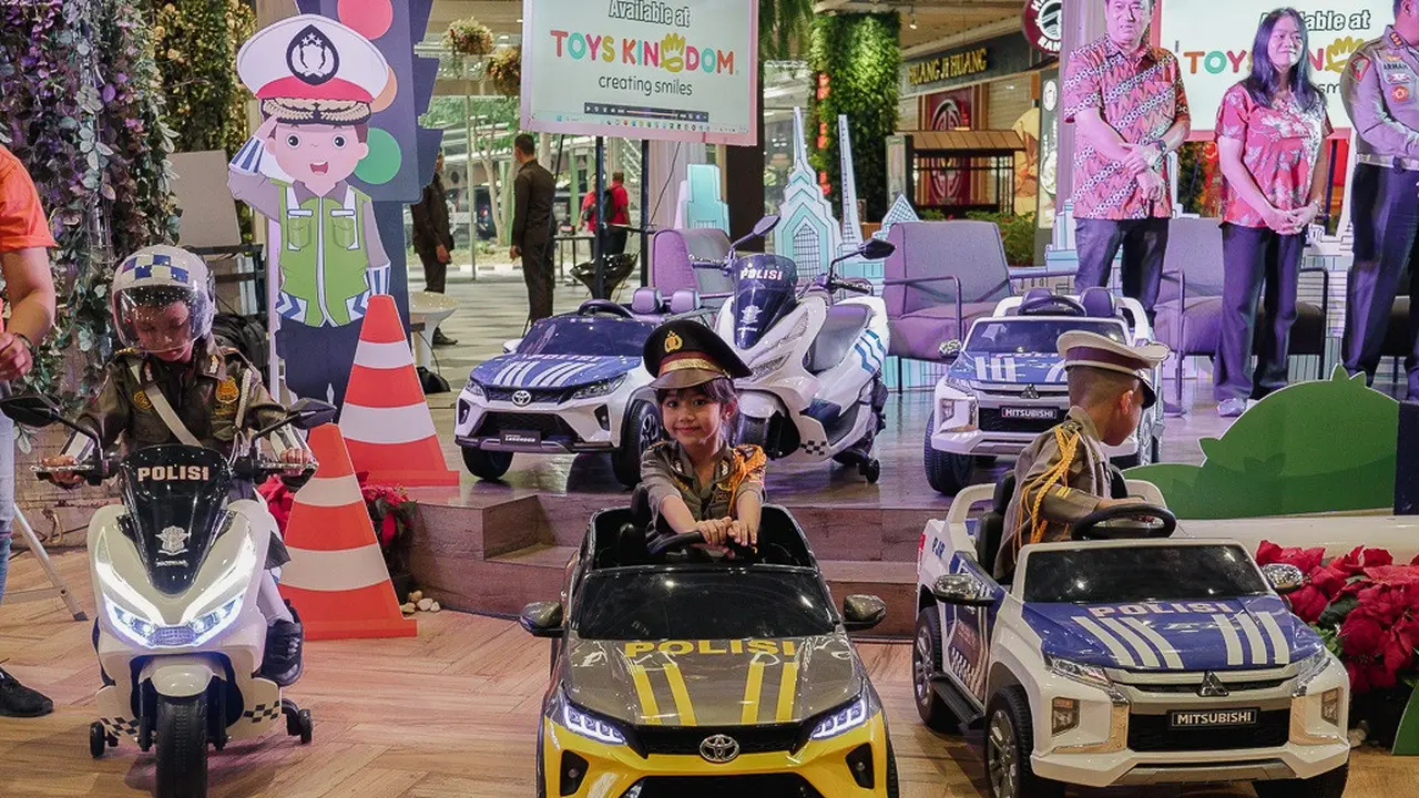 Polisi Cilik memperagakan motor dan mobil-mobilan polisi anak yang menggunakan tenaga aki.