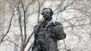 Hujan salju turun di atas patung pelukis Spanyol Francisco de Goya oleh pematung Mariano Benlliure di pusat kota Madrid (7/1/2021). Badan cuaca Aemet memperkirakan akan menjadi salah satu yang paling bersalju dalam beberapa tahun terakhir. (AFP/Gabriel Bouys)