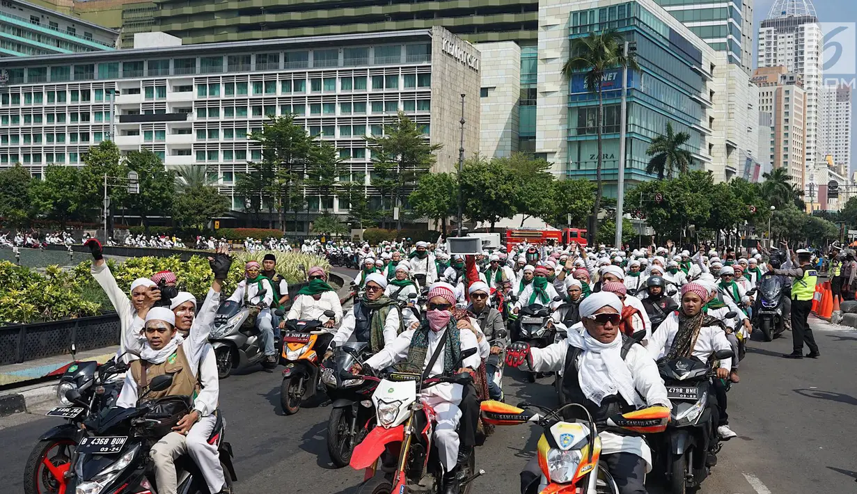 Laskar Front Pembela Islam (FPI) mengikuti konvoi menggunakan sepeda motor saat melintas di Bundaran HI, Jakarta, Rabu (22/5/2019). FPI mengerahkan simpatisannya di Jabodetabek untuk berdemonstrasi terkait hasil rekapitulasi suara Pemilu 2019 di gedung Bawaslu. (Liputan6.com/Immanuel Antonius)