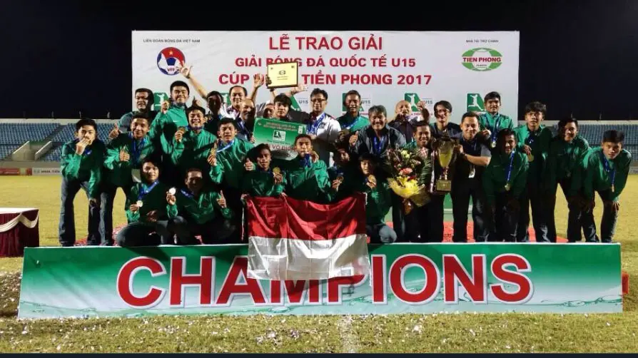 Timnas Indonesia U-16 dalam sesi penerimaan penghargaan setelah memastikan jadi juara di turnamen Tien Phong Plastic Cup 2017, Minggu (18/6/2017), di Da Nang, Vietnam. (Bola.com/Dok. PSSI)