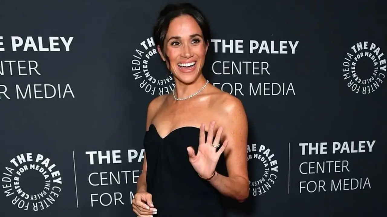 Potret Meghan Markle Hadiri Paley Honors Fall Gala 2024 Tanpa Pangeran Harry, Elegan Kenakan Gaun Hitam