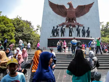 Sejumlah pengunjung memadati Monumen Pancasila Sakti di Lubang Buaya, Jakarta, Minggu (1/10). Bertepatan dengan peringatan hari Kesaktian Pancasila, sejumlah pelajar mengadakan napak tilas ke monumen Kesaktian Pancasila. (Liputan6.com/Faizal Fanani)