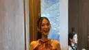 Heart Evangelista, sebagai wajah dari kolaborasi ini, tampil elegan mengenakan atasan halter neck top bersiluet cheongsam warna maroon yang selaras dengan loose pants dan tas jinjing kolaborasinya.  [Fimela/Hilda Irach].