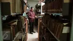 Gubernur DKI Jakarta terpilih, Anies Baswedan mengunjungi Pusat Dokumentasi Sastra (PDS) HB Jassin di Cikini, Menteng, Jakarta Pusat, Selasa (16/5). Anies meninjau koleksi karya-karya sastra yang ada. (Liputan6.com/Gempur M Surya)