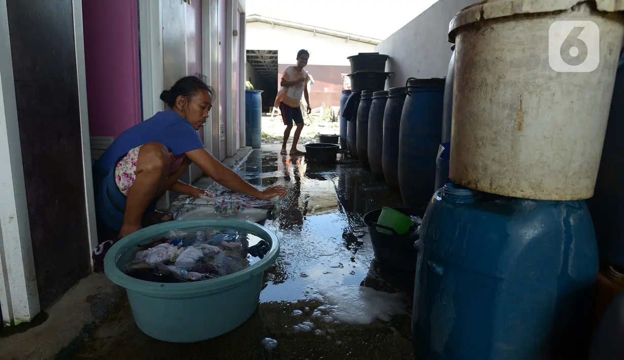 Aktivitas warga di Kampung Akuarium, Penjaringan, Jakarta Utara, Jumat (21/8/2020). Pembangunan Kampung Susun Akuarium ditargetkan selesai pada Desember 2021 mendatang dengan sumber dana angaran pendapatan belanja daerah (APBD)provinsi DKI Jakarta senilai RP62 miliar. (merdeka.com/Imam Buhori)