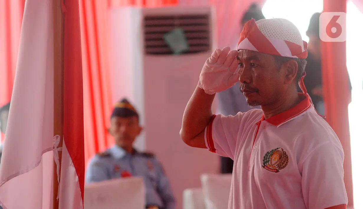 <p>Setelah mencium bendera Merah Putih, para napi selanjutnya menandatangani surat pernyataan &ldquo;Setia Kepada NKRI&rdquo; dengan pembacaan Pancasila serta menggaungkan &ldquo;NKRI Harga Mati&rdquo; yang dipimpin oleh Kalapas Narkotika kelas IIA Gunung Sindur. (merdeka.com/Arie Basuki)</p>
