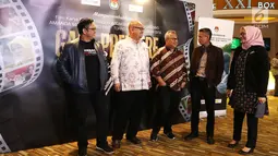 Ketua KPU Arief Budiman (tengah) bersama anggota KPU berbincang sebelum nobar film perdana, Suara April di Jakarta, Jumat (15/3). Film tersebut sebagai bentuk sosialisasi jelang Pilpres dan Pileg pada 17 Apri 2019. (Liputan6.com/Johan Tallo)