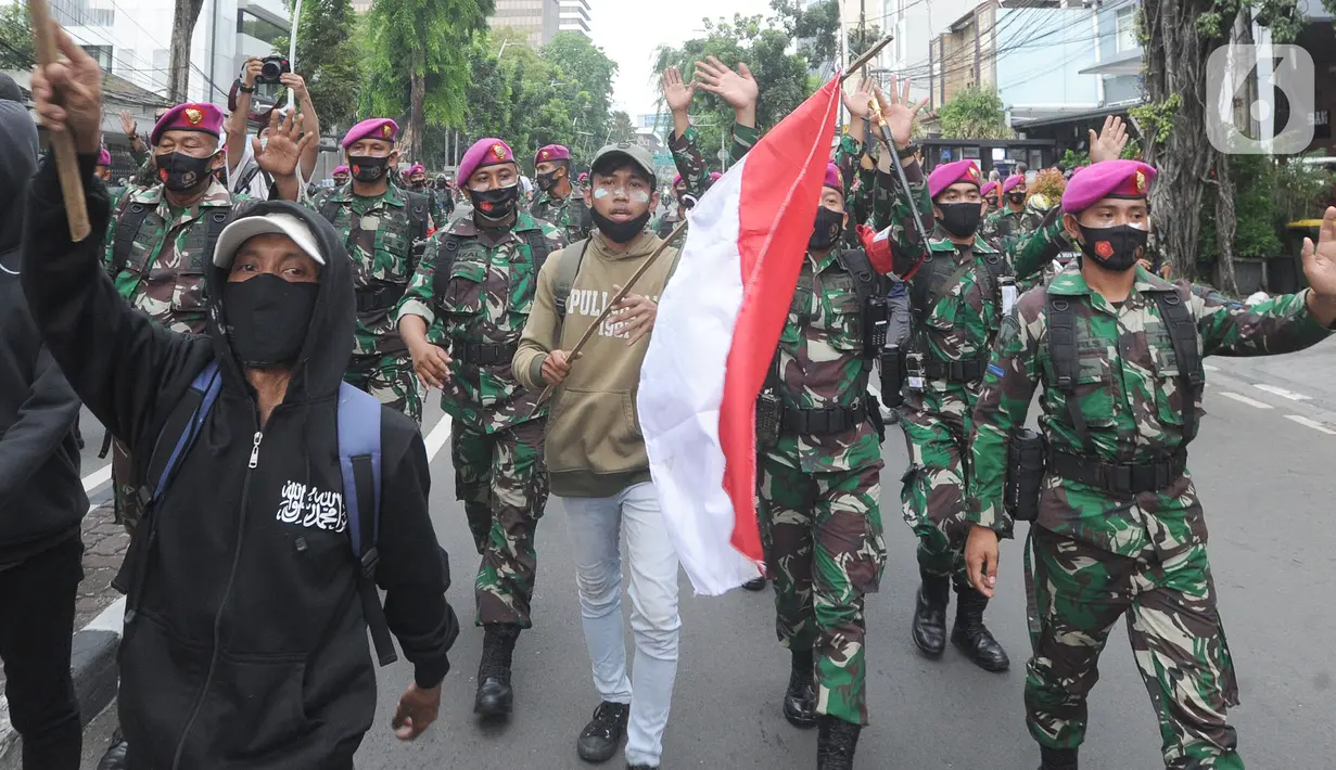 Marinir AL saat menghalau massa usai terjadi pelemparan batu di Jalan MH, Thamrin, Jakarta, Selasa (13/10/2020). Massa pengunjuk rasa yang menolak Omnibus Law UU Cipta Kerja akhirnya dibubarkan aparat. (merdeka.com/Arie Basuki)