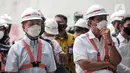 Menteri Koordinator Bidang Kemaritiman dan Investasi Luhut Binsar Panjaitan (kanan) bersama Duta Besar RRT Lu Kang (kiri) saat meninjau Tunnel 6 proyek kereta cepat Jakarta-Bandung di Puwakarta, Jawa Barat, Rabu (30/3/2022). (Liputan6.com/Faizal Fanani)