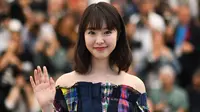 Erika Karata menyapa fans saat menghadiri pemutaran film "Asako I & II (Netemo Sametemo)" selama Festival Film Cannes ke-71 di Prancis selatan (15/5). Erika merupakan aktris 20 tahun asal Jepang. (AFP Photo/Venance Loic)
