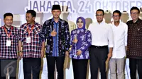 Ketua tim pemenangan Ahok-Djarot, Prasetio Edi bersama pasangan Cagub dan Cawagub DKI Jakarta Agus H Yudhoyono dan Sylviana Murni, Anies Baswedan dan Sandiaga Uno foto bersama saat rapat pleno, Jakarta, Senin (24/10). (Liputan6.com/Immanuel Antonius)