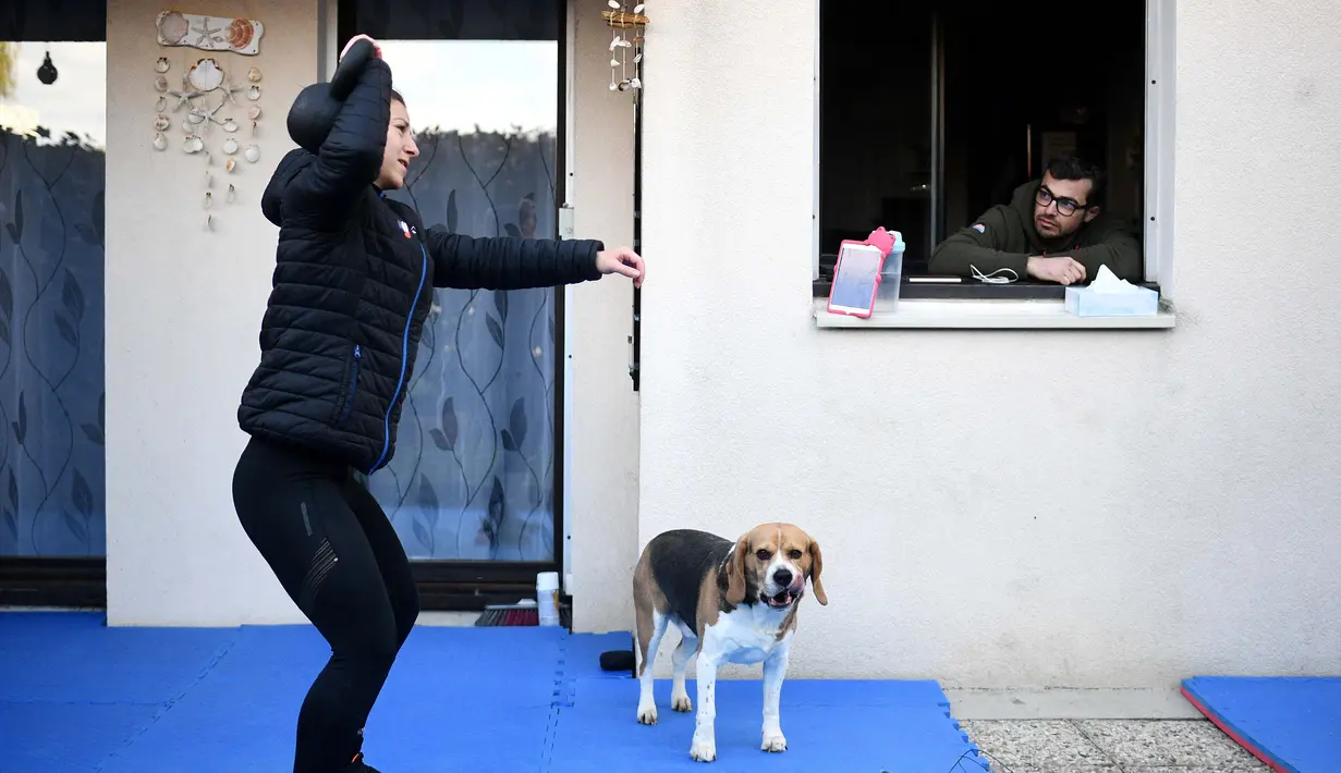 Alexandra Recchia berlatih di taman rumahnya di L'Hay-les-Roses, dekat Paris, Prancis, 3 April 2020. Juara dunia karate sebanyak lima kali ini tetap berlatih selama karantina wilayah atau lockdown untuk mencegah penyebaran virus corona COVID-19 di Prancis. (Photo by FRANCK FIFE/AFP)