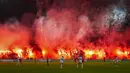 Pendukung FC Twente menyalakan suar dan kembang api menjelang dimulainya babak kedua pertandingan Liga Europa 2024/2025 melawan Besiktas di De Grolsch Veste stadium, Enschede, Belanda, Jumat (31/01/2025) dini hari WIB. (AP Photo/Peter Dejong)