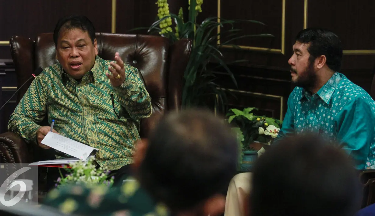 Ketua Mahkamah Konstitusi (MK) Arief Hidayat berbincang dengan sejumlah pimpinan KPK di Gedung Mahakamah Konstitusi, Jakarta, Rabu (6/1/2016). Pertemuan membahas koordinasi terkait penanganan korupsi. (Liputan6.com/Faizal Fanani)