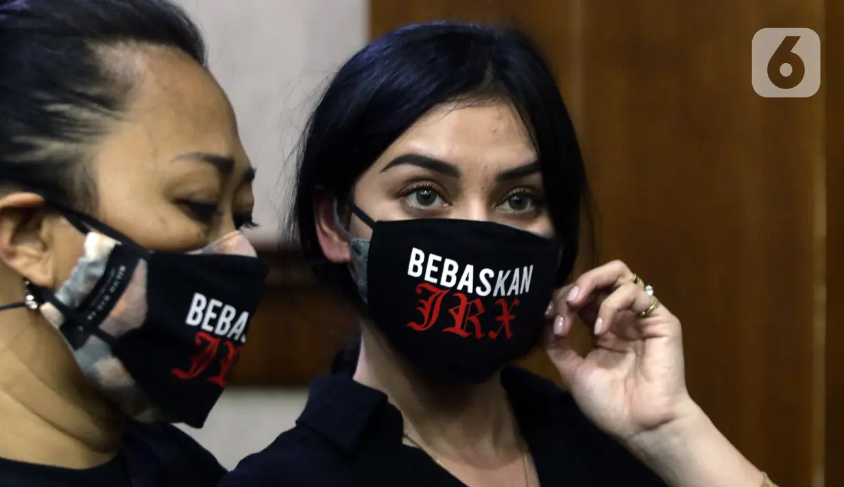 Nora Alexandra saat menghadiri sidang pembacaan putusan atas kasus dugaan pengancaman terhadap pegiat media sosial Adam Deni dengan terdakwa musisi I Gede Ari Astina alias Jerinx di Pengadilan Negeri (PN) Jakarta Pusat, Kamis (24/2/2022). (Liputan6.com/Helmi Fithriansyah)