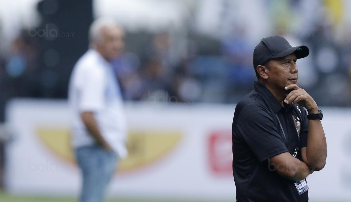 Pelatih Sriwijaya FC, Rahmad Darmawan, saat pertandingan melawan Persib pada laga Piala Presiden di Stadion GBLA, Bandung, Selasa (16/1/2018). Persib menang 1-0 atas Sriwijaya FC. (Bola.com/M Iqbal Ichsan)