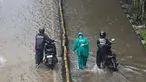 Pengendara dan pejalan kaki melintasi banjir yang menggenangi Jalan Jembatan Tiga Raya, Jakarta Utara, Senin (12/1/2026). Hujan deras yang mengguyur Jakarta menyebabkan banjir di sejumlah wilayah pada Senin (12/1/2026). (merdeka.com/Arie Basuki)