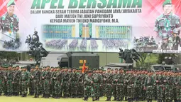 Prajurit TNI dari berbagai kesatuan bersiap Apel Bersama dalam Rangka Sertijab Pangdam Jaya/Jayakarta di Makodam Jaya, Jakarta, Kamis (31/1). Mayjen TNI Eko Margiyono resmi menjabat sebagai Pangdam Jaya/Jayakarta. (Liputan6.com/Helmi Fithriansyah)