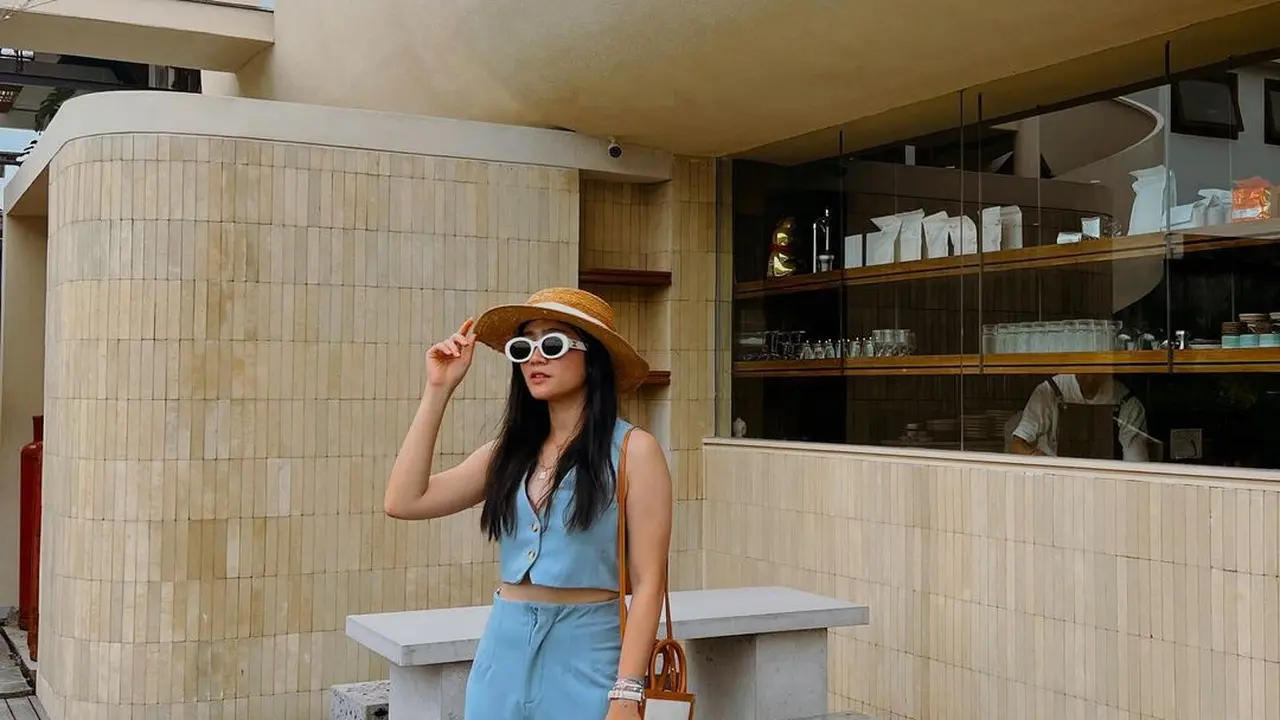 Inspirasi Outfit Liburan Febby Rastanty