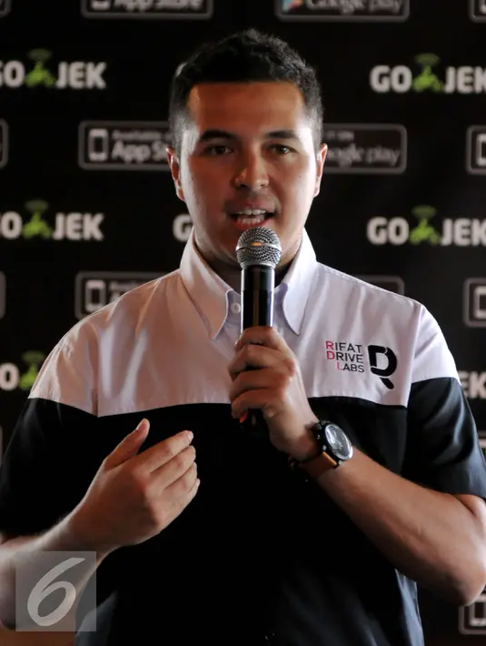 Pembalap Reli nasional, Rifat Sungkar memberikan keterangan pers di Jakarta, Selasa (30/6). Go-Jek mengumumkan kerja sama dengan Rifat Driver Labs meliputi pelatihan mengenai keselamatan berkendara kepada para pengemudi Go-Jek. (Liputan6.com/Johan Tallo)