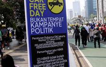 FOTO: Banner Larangan Kampanye Politik Mencuri Perhatian Saat Car Free Day di Kawasan Thamrin