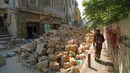 Seorang wanita berjalan melewati sejumlah bangunan yang rusak di Beirut, Lebanon, 29 Agustus 2020. Dua ledakan dahsyat mengguncang Pelabuhan Beirut pada 4 Agustus lalu, menggetarkan bangunan-bangunan di seluruh ibu kota Lebanon itu. (Xinhua/Bilal Jawich)