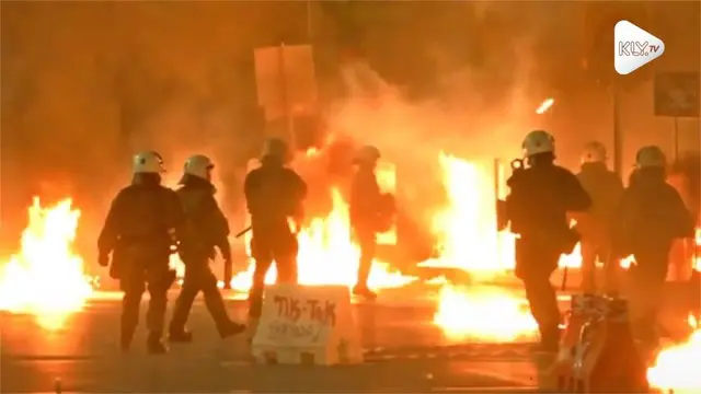 Kaum anarkis memanfaatkan situasi dengan menyuarakan kemarahan mereka kepada kebijakan pemerintah. Mereka melempari bom molotov ke arah polisi usai peringatan ke-45 pemberontakan mahasiswa tahun 1973 di Yunani.