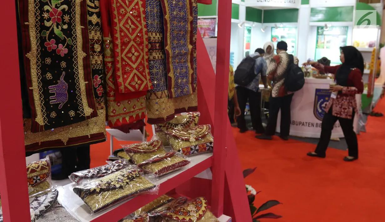 Sejumlah kain dipamerkan dalam Apkasi Otonomi Expo (AOE) di JCC Jakarta, Rabu (3/7/2019). Acara ini diharapkan bisa mempercepat pertumbuhan ekonomi sehingga membuka lapangan pekerjaan bagi masyarakat. (Liputan6.com/Angga Yuniar)