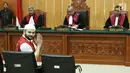 Pedangdut Ridho Rhoma menyapa awak media di ruang sidang di Pengadilan Negeri Jakarta Barat, Selasa (4/7). Ridho Rhoma menjalani sidang perdana kasus narkoba dengan agenda mendengarkan pembacaan surat dakwaan dari JPU. (Liputan6.com/Herman Zakharia)