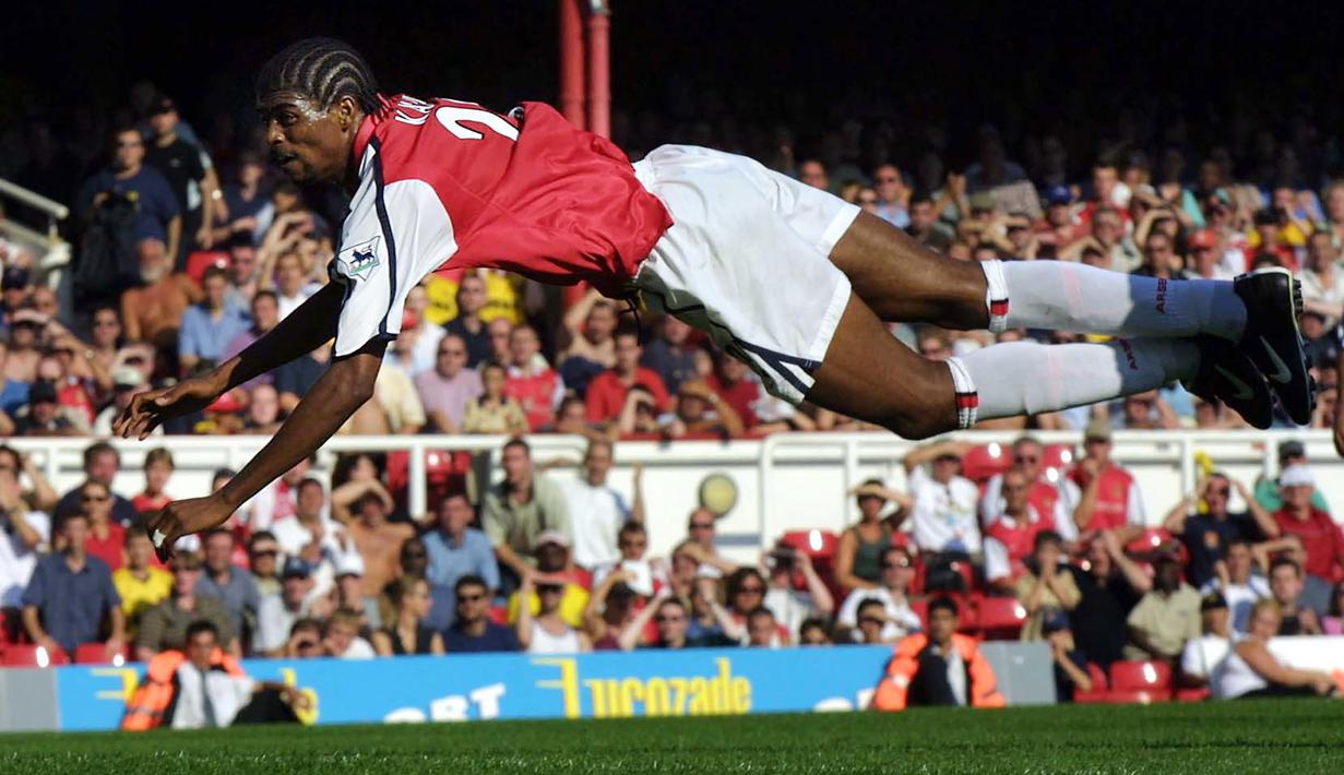 Striker Nigeria yang pensiun pada Juli 2012 bersama Portsmouth, Nwankwo Kanu menjadi pemain pertama yang sukses mencetak hattrick ke gawang Chelsea di Stamford Bridge pada era Premier League. Momen itu terjadi pada pekan ke-12 Premier League musim 1999/2000 saat timnya Arsenal menang 3-2 atas Chelsea (23/10/1999). (AFP/Odd Andersen)