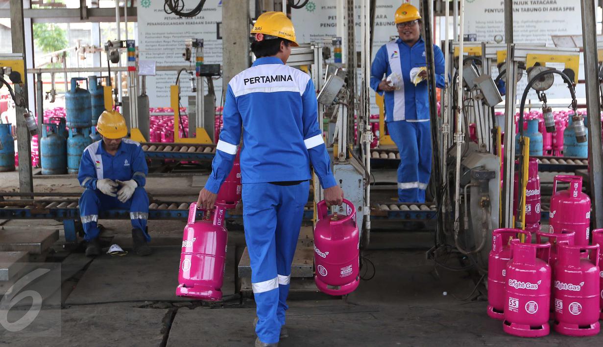 Pekerja melakukan pengisian tabung Bright Gas 5,5 Kg di Depot and Filling Station LPG Pertamina Plumpang, Jakarta, Selasa (3/11). LPG seharga Rp66.000 ini ditargetkan merebut 23% pangsa pasar gas subsidi 3 kg dalam lima tahun. (Liputan6.com/Angga Yuniar)