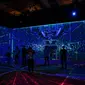 Orang-orang mengunjungi pameran Mobile World Congress (MWC) di Barcelona (28/6/2021). MWC dianggap sebagai salah satu dari tiga acara teratas di dunia. (AFP/Pau Barrena)