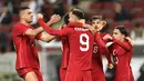 Penyerang Turki, Kenan Karaman (tengah) berselebrasi dengan rekan-rekannya usai mencetak gol ke gawang Jerman pada pertandingan persahabatan di Stadion RheinEnergie, Cologne, Kamis  (8/10/2020). Jerman bermain imbang 3-3 atas Turki. (AP Photo/Martin Meissner)