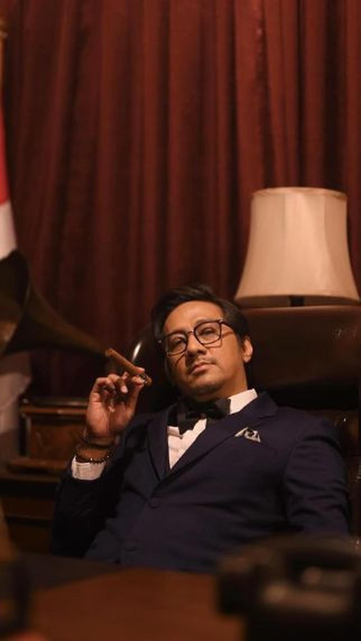 Para penikmat acara hiburan komedi tanah air tentu tak asing dengan sosok Andre Taulany. Eks vokalis Stinky ini kini lebih dikenal sebagai komedian. Ketika Ramadan tiba, Andre biasanya akan tampil di acara sahur hingga berbuka.