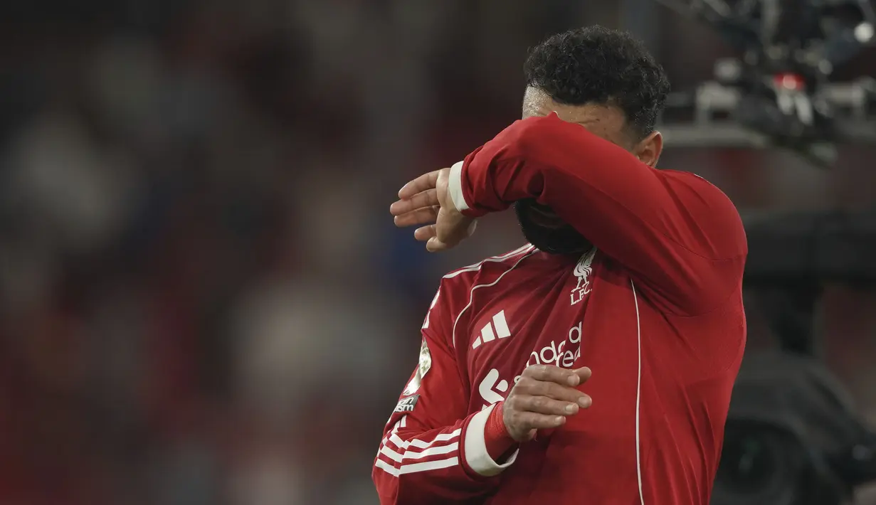 Pemain Liverpool, Mohamed Salah menyeka air matanya saat memberikan penghormatan untuk mendiang Diogo Jota setelah laga Liga Inggris 2024/2025 melawan Bournemouth di Anfiled, Liverpool, Inggris, Jumat (15/08/2025) waktu setempat. (AP Photo/Ian Hodgson)