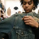 7 Alasan Gen Z Suka Barang Vintage, Lebih dari Sekadar Tren Thrifting