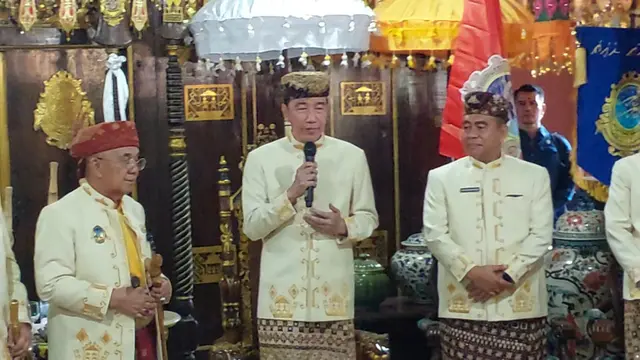 Presiden ke-7 RI Joko Widodo (Jokowi) resmi menerima gelar budaya kehormatan Baginda Pemuka Bangsa dari lima kerajaan budaya Lampung.