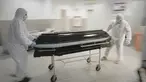 Karyawan rumah duka mengeluarkan peti mati korban COVID-19 dari kamar mayat Rumah Sakit Darurat Universitas di Bucharest, Rumania, Senin (8/11/2021). Selama beberapa minggu terakhir Rumania melaporkan rekor jumlah infeksi dan kematian baru setiap hari. (AP Photo/Vadim Ghirda)
