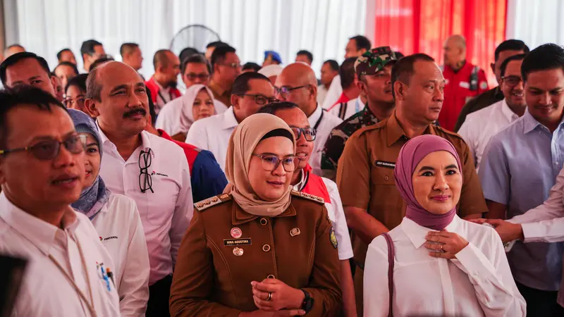 Bupati Indramayu Nina Agustina dalam acara Ground Breaking Pelebaran Jalan Sukaurip-Sukareja Dalam Rangka Implementasi Buffer zone Tahap 1 PT Kilang Pertamina Internasional (KPI), Kilang Balongan, Indramayu, Senin (26/8/2024), di Kantor PT KPI Unit VI Bal