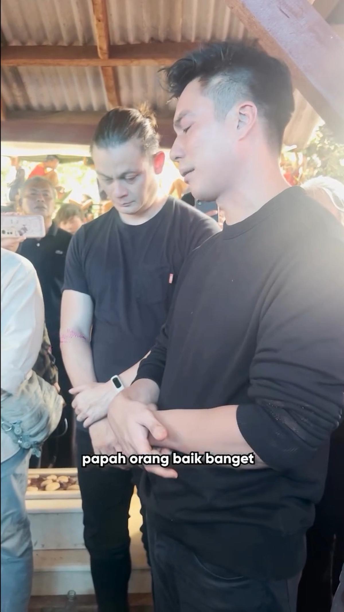 Momen Haru Pemakaman Ayah Baim Wong ada Disamping Istri
