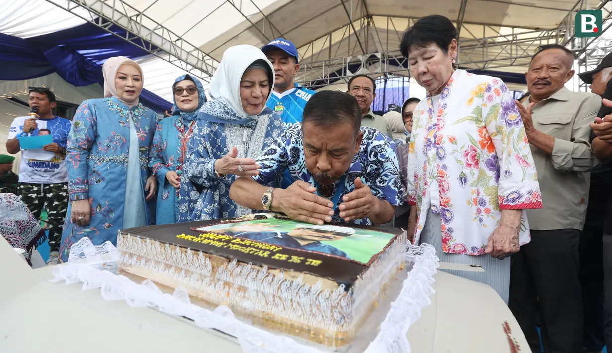 Komisaris PT Persib Bandung Bermartabat, Umuh Muchtar merayakan ulang tahun yang ke-76 saat Persib Bandung merayakan gelar juara BRI Liga 1 2023/2024 di kediamannya yang terletak di Tanjungsari, Sumedang, Minggu (02/06/2024). (Bola.com/M Iqbal Ichsan)