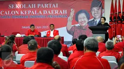 Ketua Umum PDIP Megawati Soekarnoputri (kanan) memberikan kata sambutan ketika pembukaan sekolah calon kepala daerah PDI Perjuangan di kantor DPP PDIP, Jakarta, Minggu (28/6/2015). (Liputan6.com/Yoppy Renato)